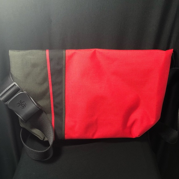 Red/Black Crumpler Western Lawn Messenger Bag - Picture 2 of 5